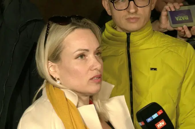 La periodista Marina Ovsiannikova, condenada a 225 euros de multa tras su protesta contra Putin en televisión