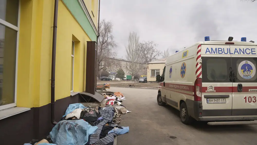 Varios cadáveres apilados a las afueras de un hospital de Mariupol
