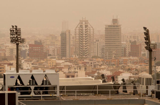 Vista de la ciudad de Murcia cubierta con una neblina de color rojo por el alto número de partículas y polvo en suspensión este martes. La llegada de una lengua de polvo en suspensión procedente del desierto del Sáhara, impulsada por los vientos de la borrasca Celia, ha elevado a la categoría de "extremadamente desfavorable" la calidad del aire en amplias zonas del país, por los altos niveles de concentración de partículas PM10, afectando seriamente a la salud.
