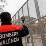 El inspector de bomberos de València, Tomas Asensio, mide la velocidad del viento con un anemómetro para valorar la posibilidad de disparar la mascletà de hoy martes.