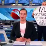 Marina Ovsyannikova irrumpe en directo en la televisión rusa para protestar contra Putin y la guerra
