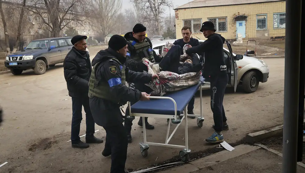 Un herido es trasladado a un hospital tras un ataque ruso en la ciudad de Mariupol