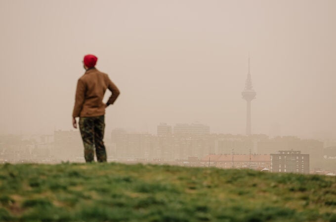 Un hombre observa la calima desde el mirador del Cerro del Tío Pío, esta mañana