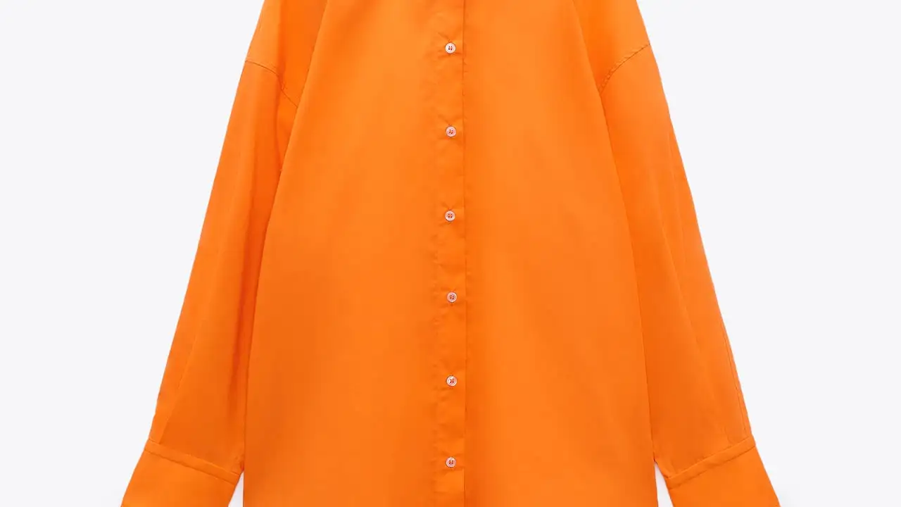 Camisa ancha en tono naranja.