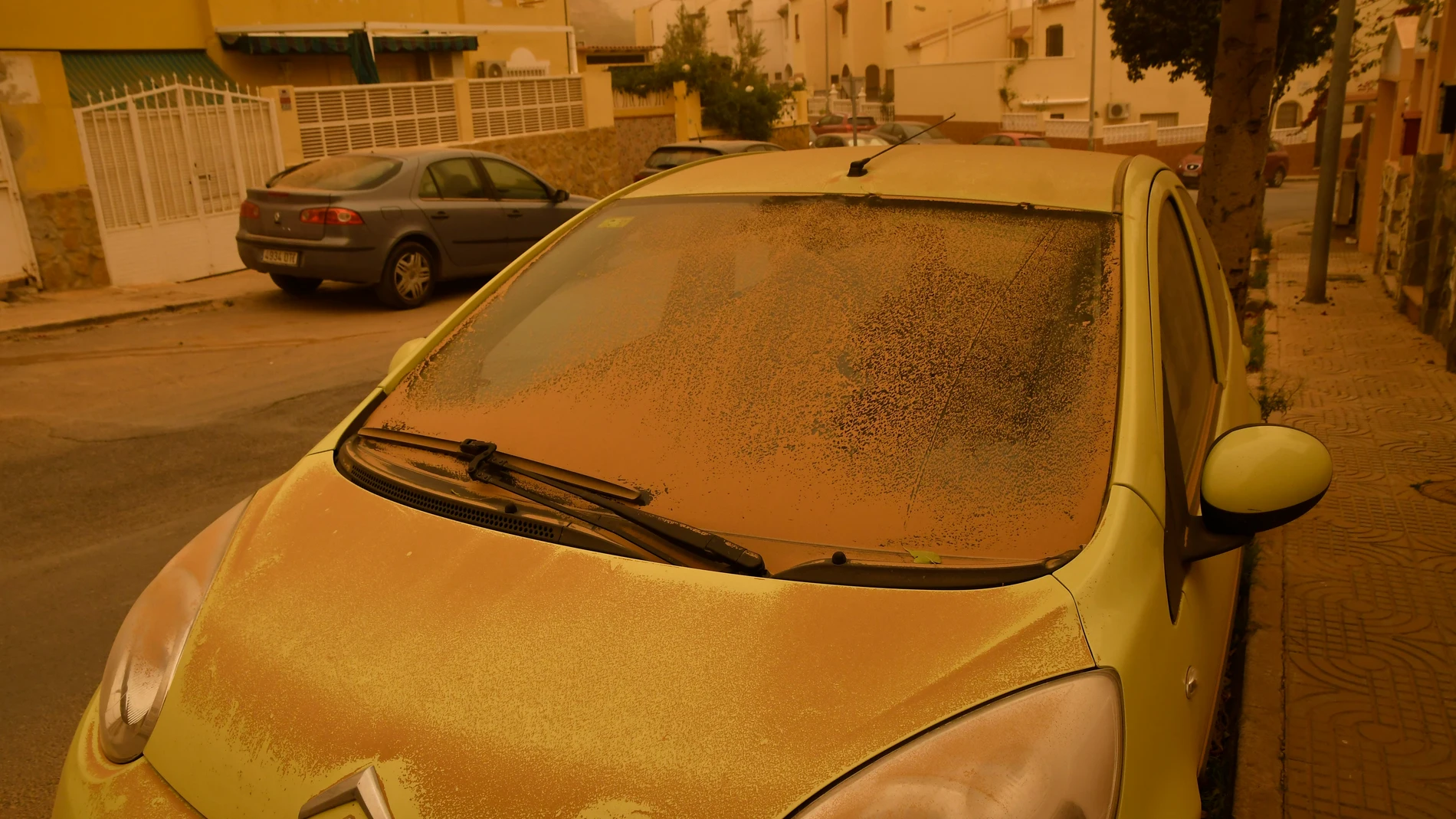 GRAF9295. ROQUETAS DE MAR (ALMERÍA), 15/03/2022.- Un vehículo cubierto de polvo en Aguadulce, Roquetas de Mar (Almería) que ha amanecido este martes bajo los efectos de la intensa calima que ha cubierto de polvo sahariano buena parte de España. EFE/Carlos Barba