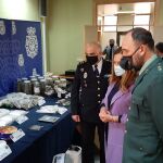Virginia Barcones junto a autoridades de la Guardia Civil y la Policía junto con el material incautado en la operación