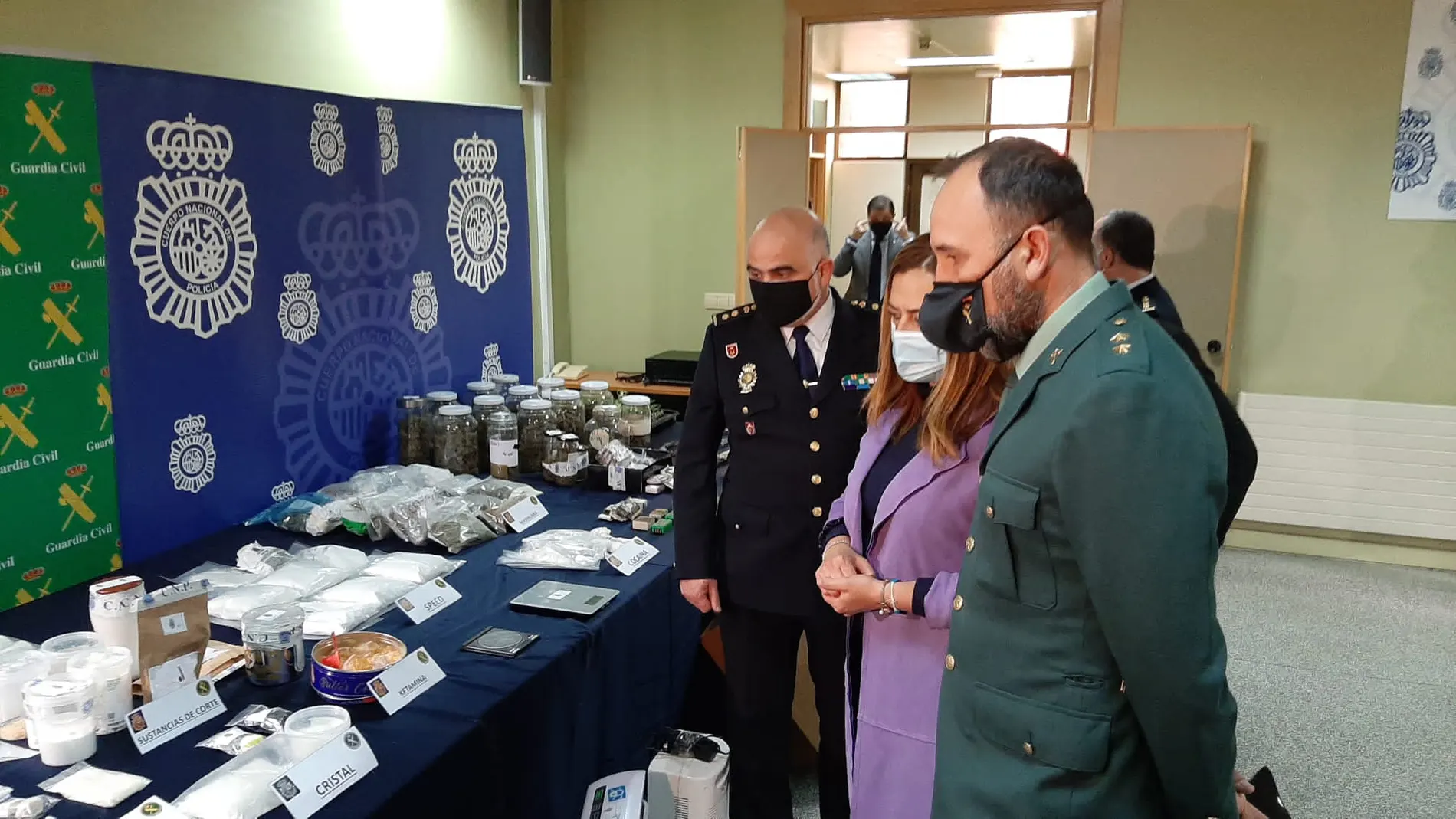 Virginia Barcones junto a autoridades de la Guardia Civil y la Policía junto con el material incautado en la operación