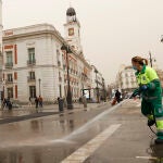Trabajadores de la limpieza retiran en la Puerta del Sol el polvo en suspensión que proviene del Sáhara que tras la lluvia acaecida en Madrid este martes ha teñido la ciudad de un color naranja. EFE/ Chema Moya
