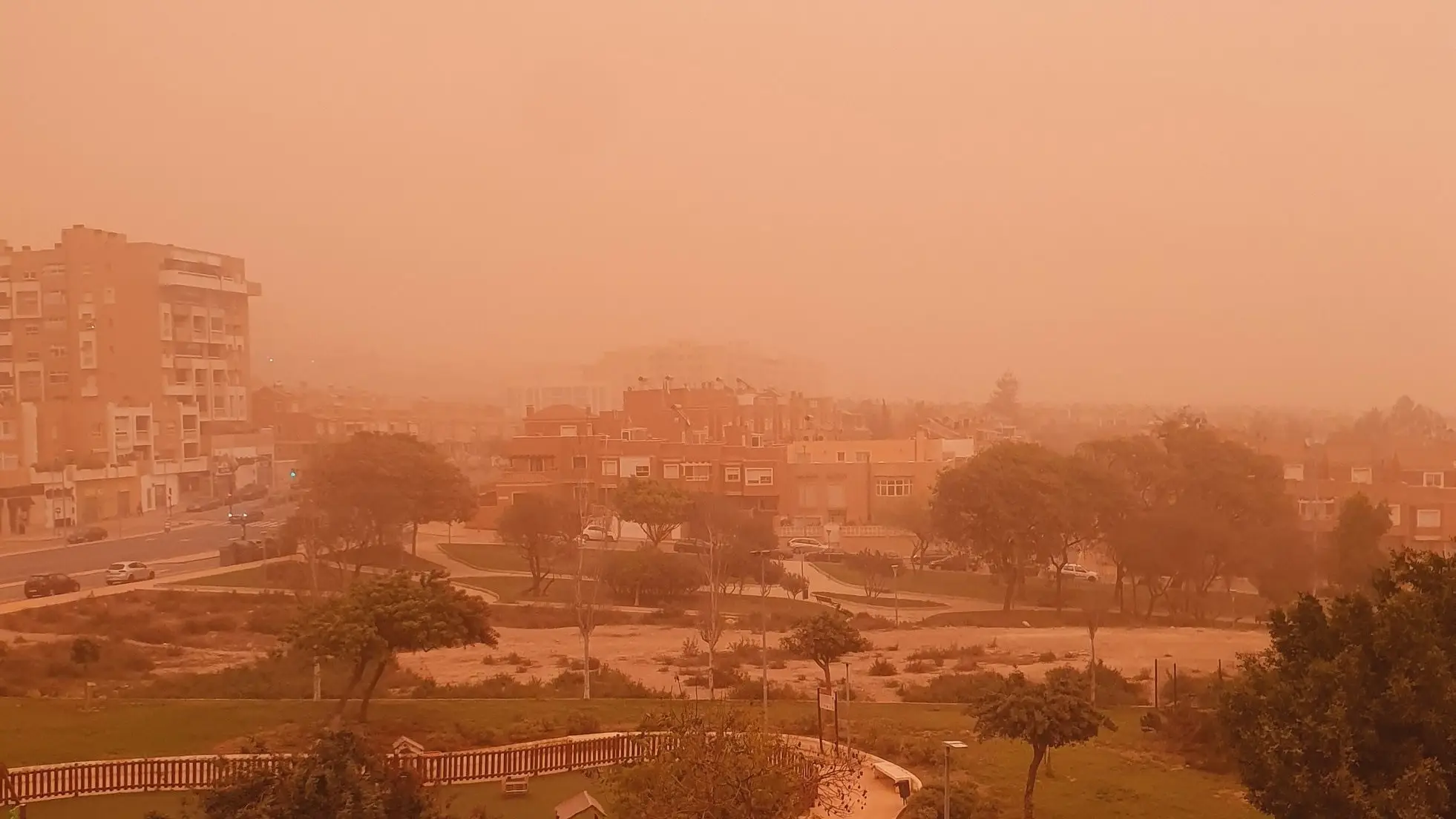 La calima tiñe de naranja la ciudad de Almería