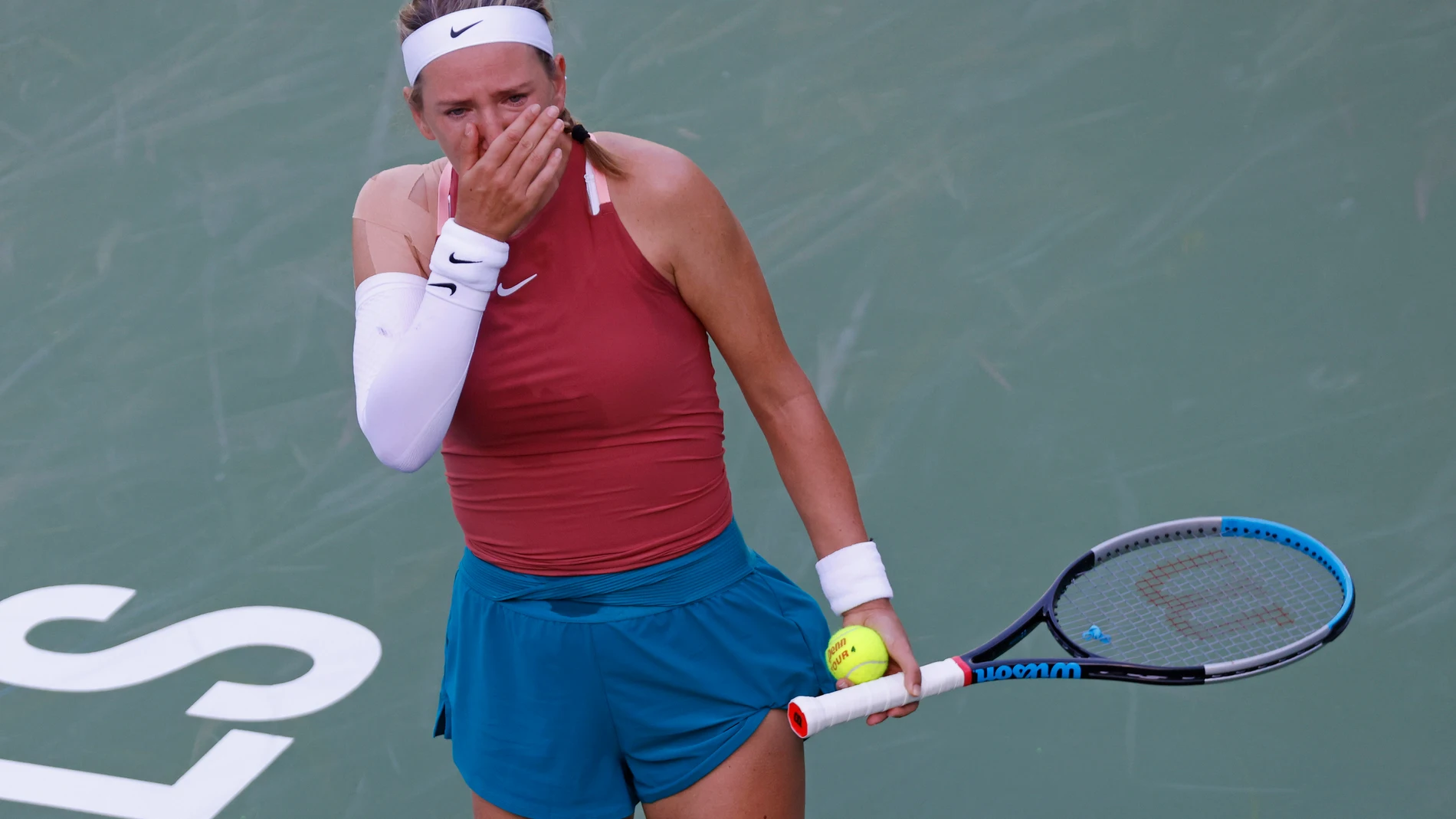La tenista bielorrusa Victoria Azarenka llora en Indian Wells por la invasión de Ucrania.