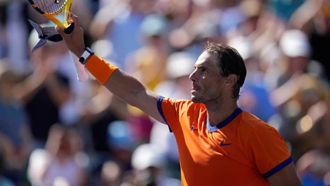 Nadal saluda al público de la central de Indian Wells después de su victoria ante Evans