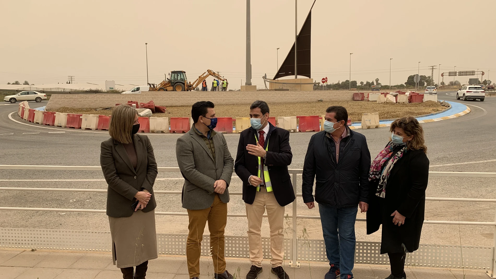 El consejero de Fomento e Infraestructuras, José Ramón Díez de Revenga, el alcalde de San Javier, José Miguel Luengo, y sus respectivos equipos durante la visita al inicio de las obras de reordenación del principal acceso a San Javier.