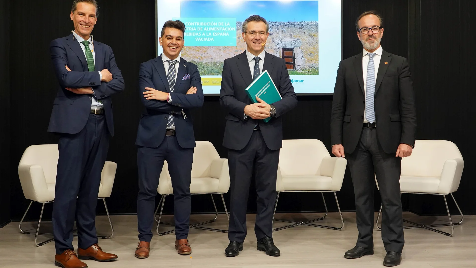 E presidente de Vitartis, Pedro Ruiz; el presidente de Cajamar, Eduardo Baamonde; el director general de FIAB, Mauricio García de Quevedo; entre otros, antes de la jornada