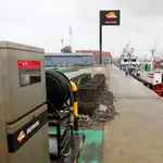 Pesqueros en el puerto asturiano de Avilés por los altos precios del combustible, en una situación agravada por la huelga del transporte