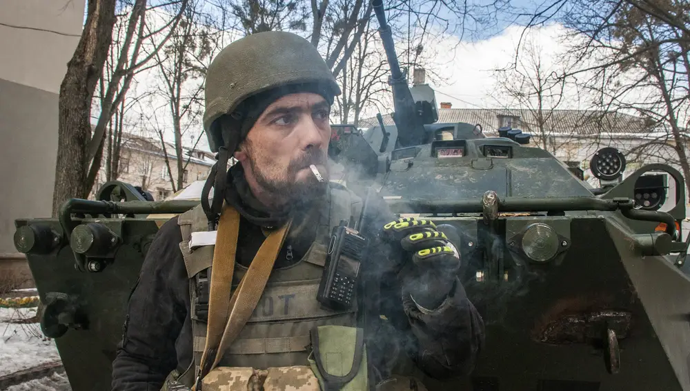 Un voluntario de las Fuerzas de Defensa Territorial de Ucrania fuma en Jarkov
