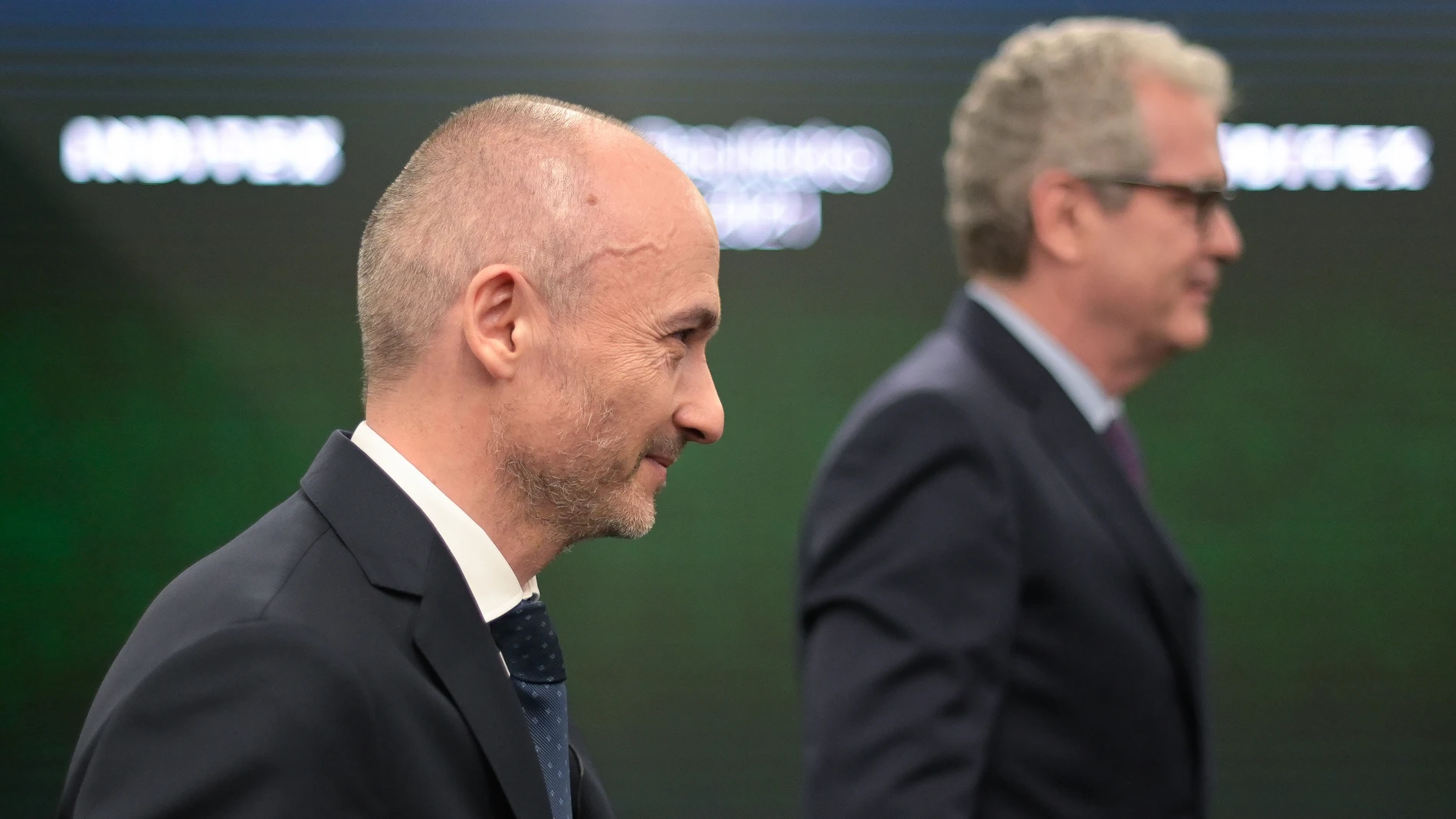 El consejero delegado de Inditex, Óscar García Maceiras (i), y el presidente de Inditex, Pablo Isla, a la salida de la presentación de los resultados de 2021, en Arteixo (La Coruña), a 16 de marzo de 2022
