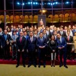 Foto de familia de las autoridades y premiados por la Real Maestranza de Caballería de Sevilla