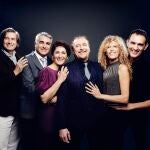 El filósofo Javier Gomá, junto al reparto de su obra "El peligro de las buenas compañías"