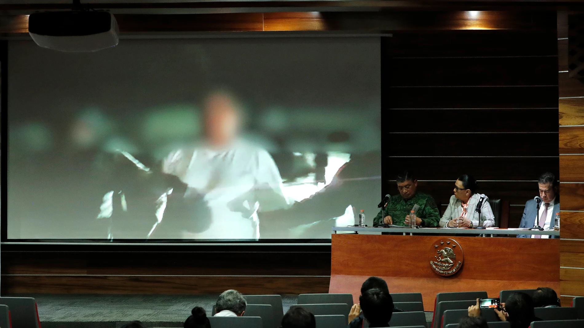 La secretaria de Seguridad y Protección Ciudadana, Rosa Icela Rodríguez (c); el subsecretario de la dependencia, Ricardo Mejía (d), y el secretario de la Defensa Nacional, Luis Cresencio Sandoval (i), participan en una rueda de prensa, en Ciudad de México (México).