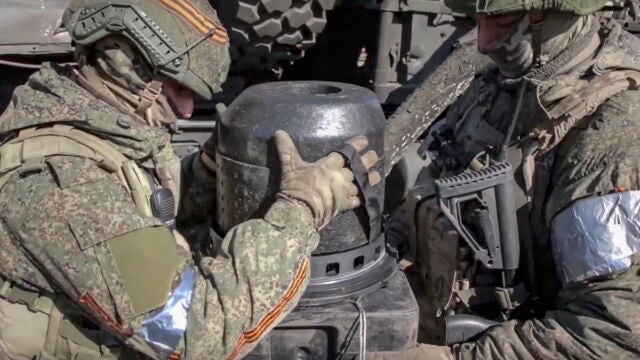 Soldados rusos revisan un vehículo militar en Ucrania