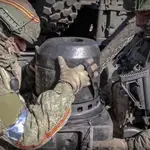 Soldados rusos revisan un vehículo militar en Ucrania