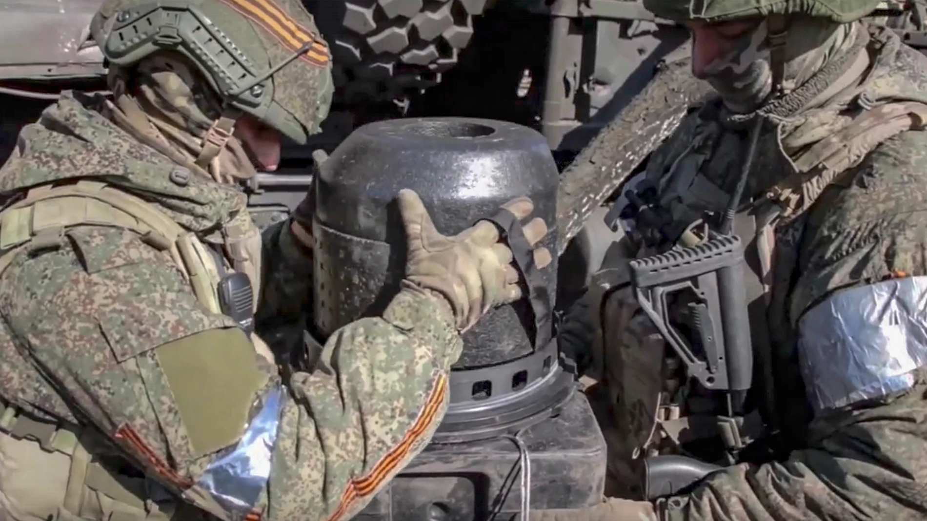 Soldados rusos revisan un vehículo militar en Ucrania