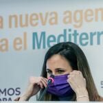 La secretaria general de Podemos y ministra de Derechos Sociales y Agenda 2030, Ione Belarra, se pone la mascarilla en la presentación del libro 'Una nueva agenda para el Mediterráneo', en la Casa Árabe