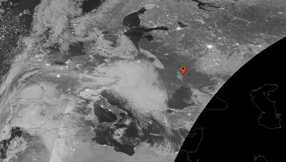 Ucrania casi a oscuras, algunos puntos minúsculos de luz en áreas aisladas. Imágenes por satélite de la NASA