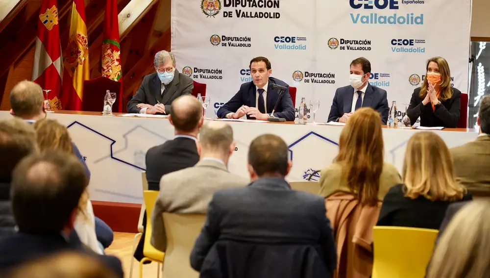 El presidente de CEPYME, Gerardo Cueva, su homólogo en CEOE Castilla y León, Santiago Aparicio, el presidente de la Diputación de Valladolid, Conrado Íscar, y la maxima mandataria de CEOE Valladolid, Ángela de Miguel