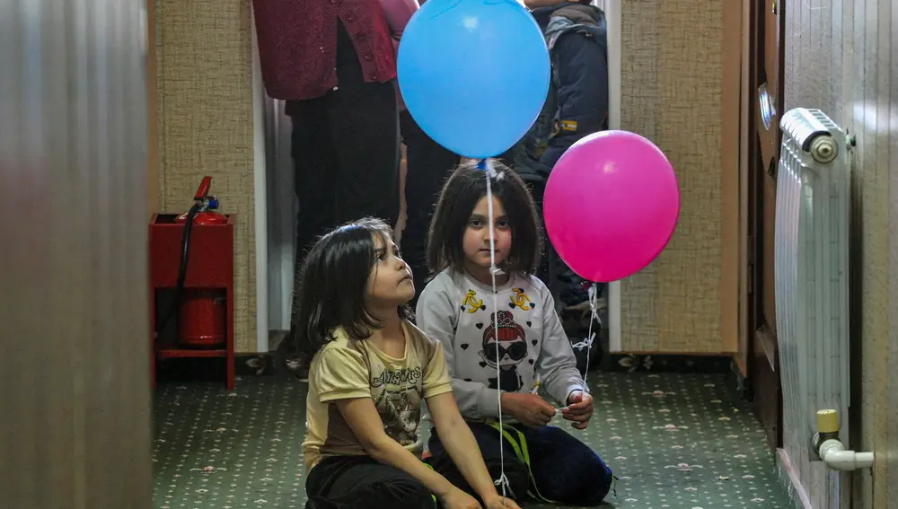 Niños de Mariupol juegan en el centro de alojamiento temporal para refugiados sobre la base de la pensión 'Zvezda' en el distrito Neklinovsky de la región de Rostov, Rusia