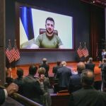 Miembros del Congreso de Estados Unidos aplaudiendo al presidente de Ucrania, Volodimir Zelenski