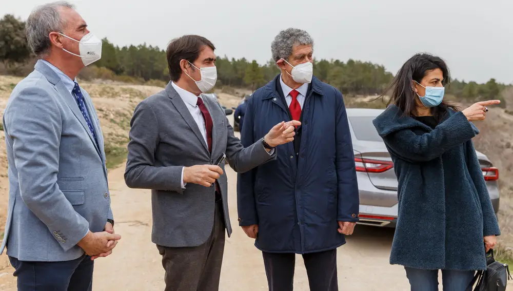 El consejero de Fomento y Medio Ambiente, Juan Carlos Suárez-Quiñones, visita las actuaciones realizadas para el abastecimiento de agua potable en Lastras de Cuéllar