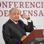 El presidente México, Andrés Manuel López Obrador, en la rueda de prensa ofrecida hoy en el Palacio Nacional, en Ciudad de México (México) para condenar el reciente asesinato a balazos del periodista Armando Linares