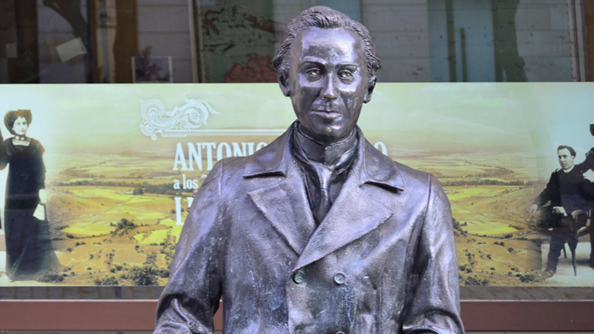 Estatua de Antonio Machado en Soria