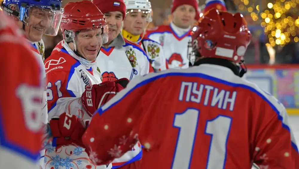 Vladimir Potanin en un partido de hockey con Putin hace años