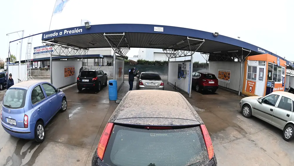 Colas en una gasolinera de Alcalá de Henares este jueves para lavar vehículos cubiertos por el polvo sahariano de la calima registrada en los últimos días | Fuente: EFE/Fernando Villar