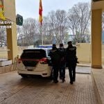 La Guardia Civil traslada a uno de los detenidos