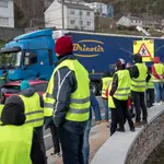Transportistas cortan el paso a camiones no prioritarios, ayer en Lugo