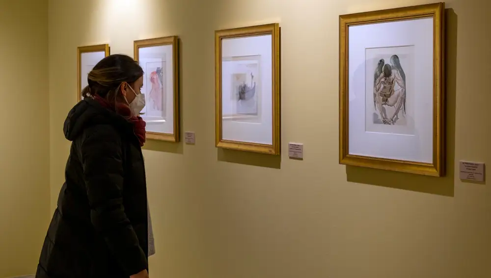 El alcalde Salamanca, Carlos García Carbayo, y el director del Museo Art Nouveau y Art Deco -Casa Lis, Pedro Pérez Castro, participan en el acto de inauguración de la exposición "Dalí y la Divina Comedia"