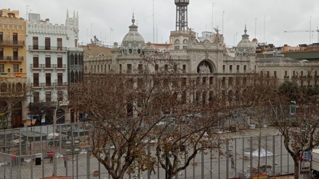 El edificio de Correos visto desde el balcón del Ayuntamiento de Valencia