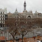El edificio de Correos visto desde el balcón del Ayuntamiento de Valencia