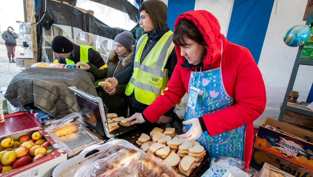 Voluntarios ayudan a los refugiados que llegan a Palanca, en Moldavia