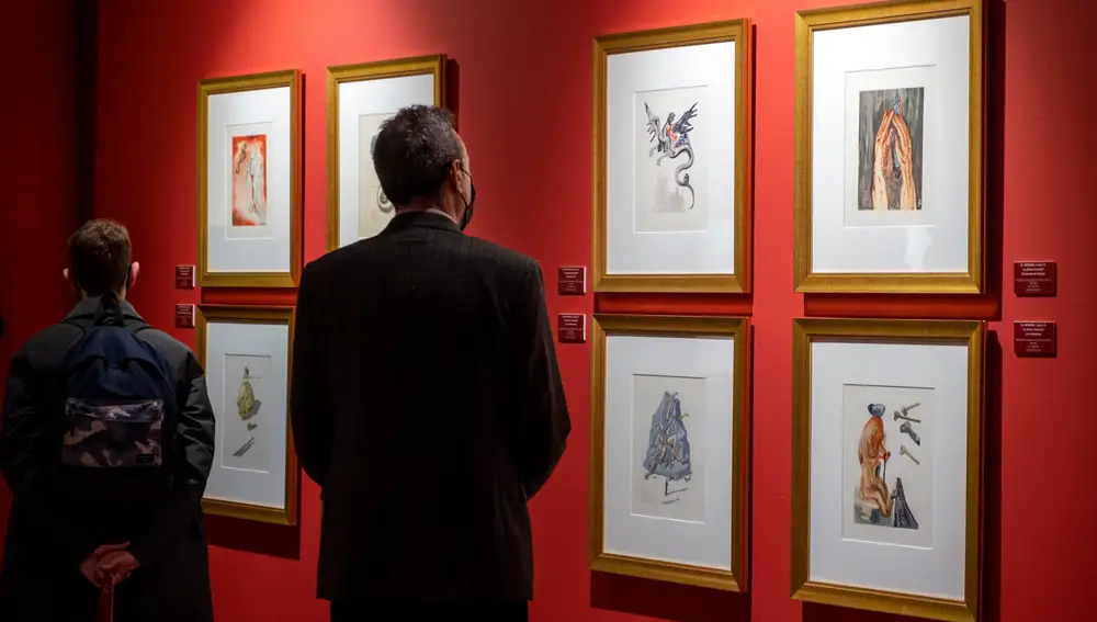 El alcalde Salamanca, Carlos García Carbayo, y el director del Museo Art Nouveau y Art Deco -Casa Lis, Pedro Pérez Castro, participan en el acto de inauguración de la exposición "Dalí y la Divina Comedia"