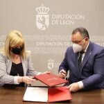 El presidente de la Diputación de León, Eduardo Morán, firma un convenio marco de colaboración con Correos