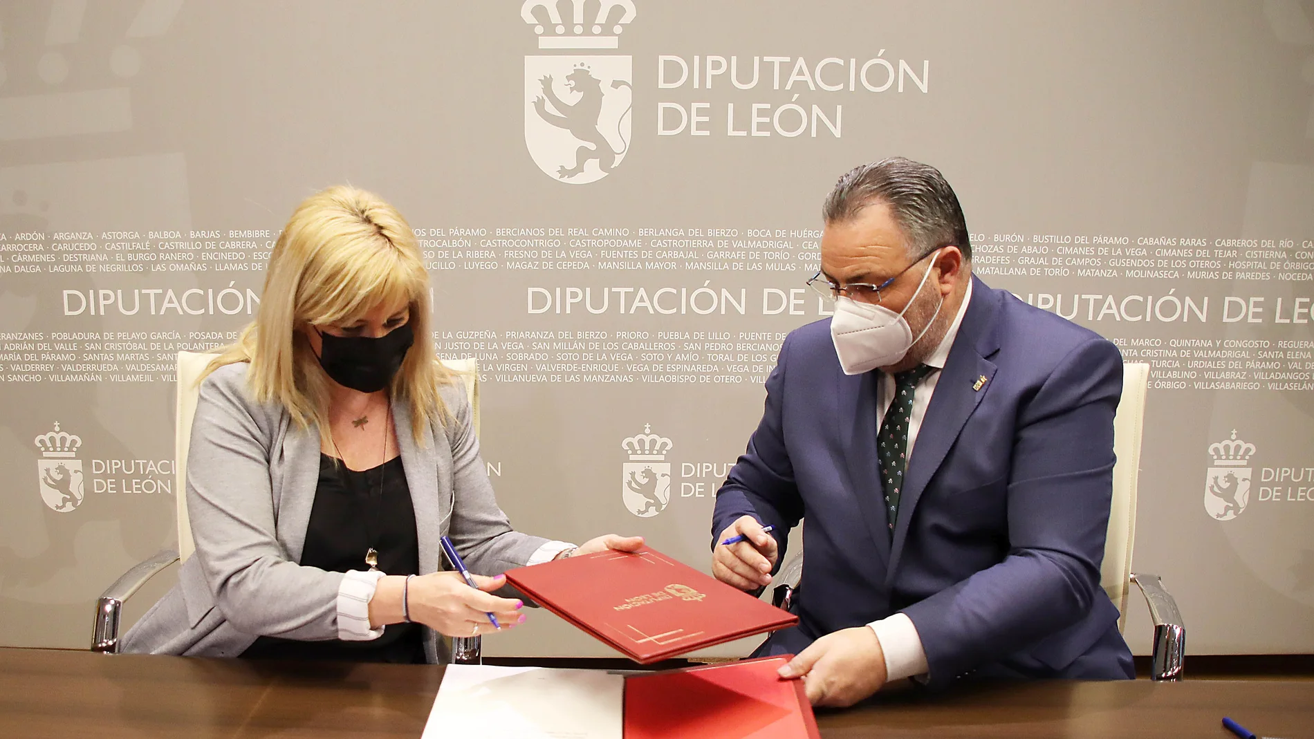 El presidente de la Diputación de León, Eduardo Morán, firma un convenio marco de colaboración con Correos