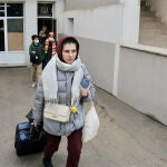 Una mujer y varios niños refugiados, en la sede de REMAR en Madrid, van hacia el autobús que les llevará a la estación Sur madrileña, desde donde partirán a otros destinos, tras haber finalizado un viaje organizado por REMAR RUMANÍA para escapar de Ucrania