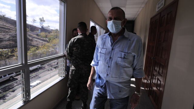 El expresidente Porfirio Lobo (2010-2014) acude al juicio de su esposa y exprimera dama Rosa Elena Bonilla hoy, en la Corte Suprema de Justicia, en Tegucigalpa (Honduras).