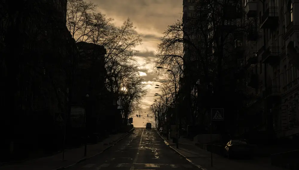 Una ambulancia circula por el centro de Kiev cuando termina el toque de queda de 35 horas en la capital ucraniana.