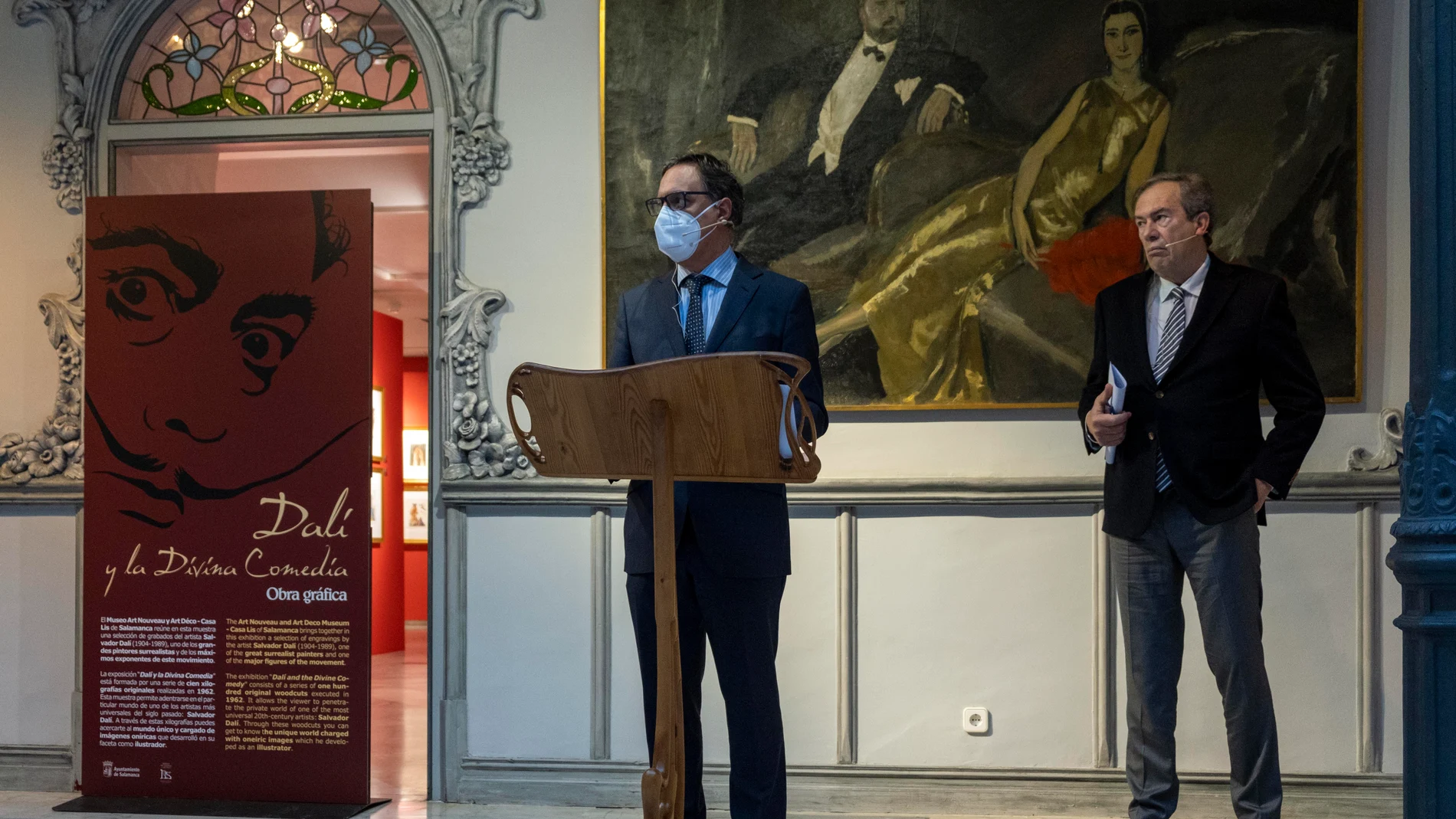 El alcalde Salamanca, Carlos García Carbayo, y el director del Museo Art Nouveau y Art Deco -Casa Lis, Pedro Pérez Castro, participan en el acto de inauguración de la exposición "Dalí y la Divina Comedia"