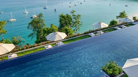 Impresionante visión del mar desde la piscina infinita.
